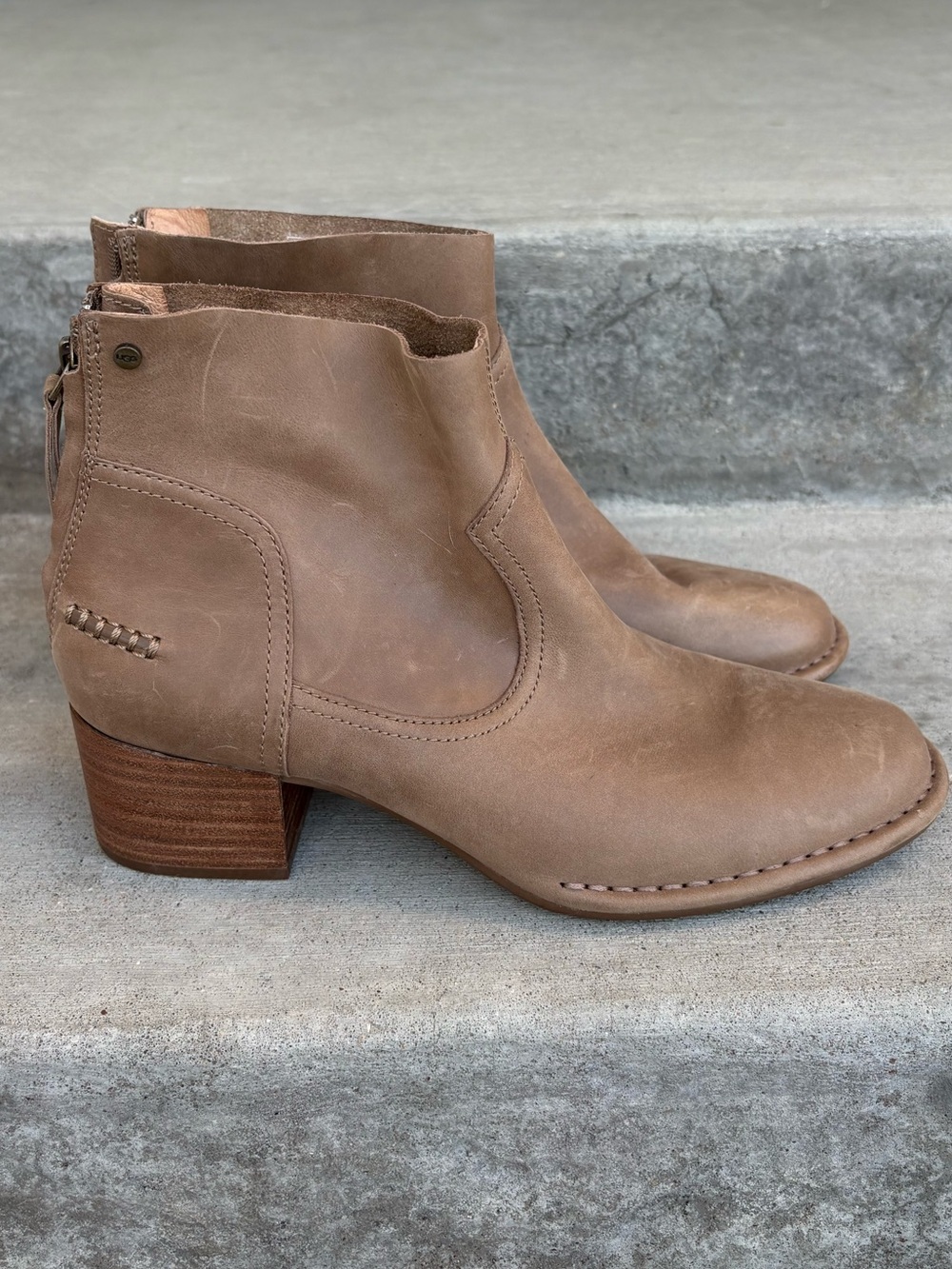UGG BANDARA LEATHER ANKLE BOOT Bootie Size 8.5